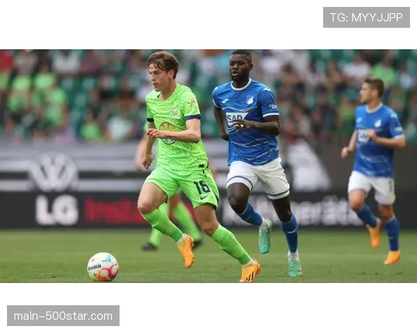 特写：在训练场加练任意球，柏林联老将特里梅尔的最后赛季