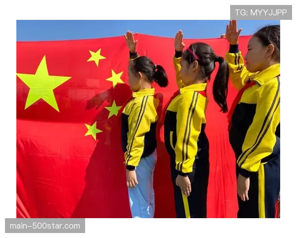 “特写:泰山vs海港一战,看台上父子传承的球衣与不变的呐喊” “特写:泰山vs海港一战,看台上父子传承的球衣与不变的呐喊”